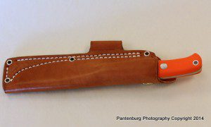 The Liten Bror comes with a Sharpshooter leather sheath, which secures the knife very effectively 